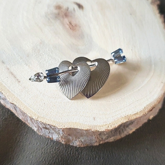 VINTAGE Sterling silver arrow through 2 hearts brooch by Carl Art - Picture 2 of 6